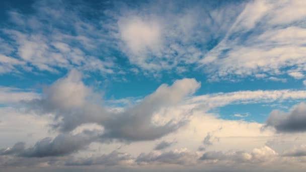Luchtfoto van donkere wolken die zich tegen de blauwe lucht bewegen. - Video