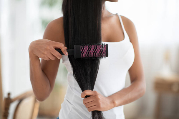 Здоровые волосы, прическа, пребывание привлекательным и уход за красотой во время блокировки - Фото, изображение