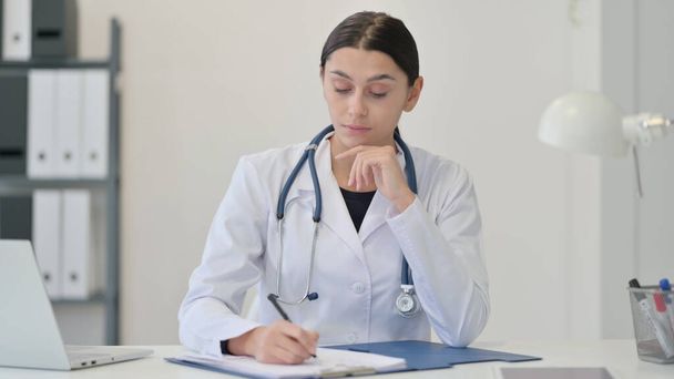 Doctora escribiendo en papel, informe médico - Foto, Imagen