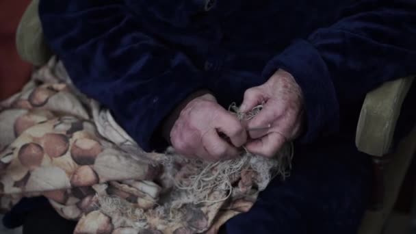 ältere Frau mit Alzheimer versucht, ein Garn zu entwirren - Filmmaterial, Video
