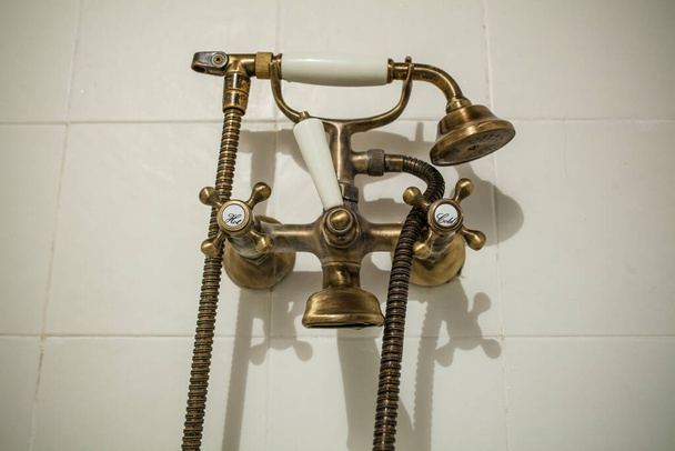 Grifo de tubo de baño estilo cobre antiguo. Enfoque selectivo - Foto, imagen