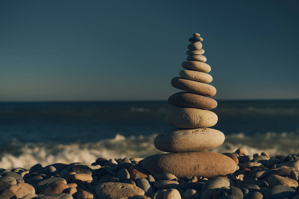 pirámide de piedras con vista al mar - Foto, imagen