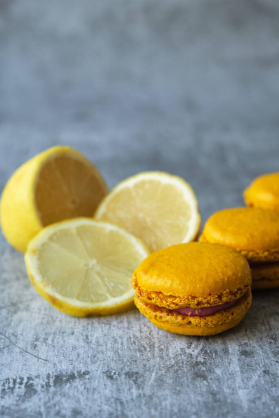 żółte cytrynowe ciasteczka makaronowe na szarym tle - Zdjęcie, obraz