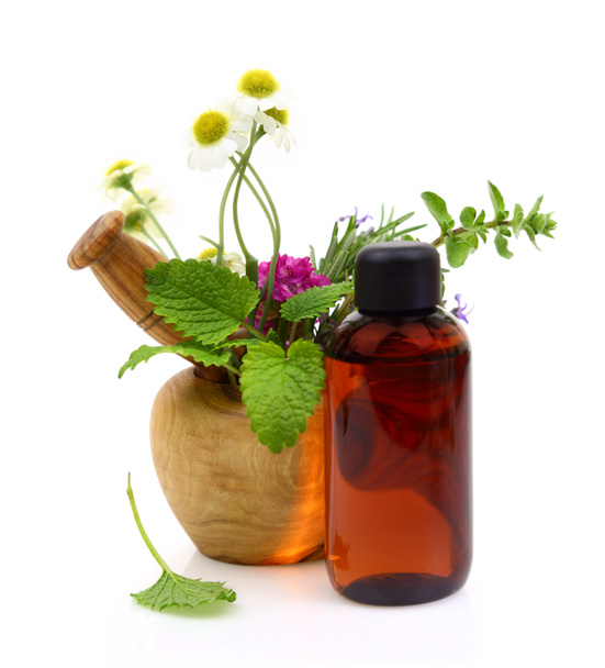 Миномет и пестик со свежими травами и эфирной бутылкой масла
 - Фото, изображение