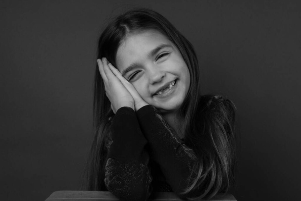 Schwarz-Weiß-Studio schießen kleines Mädchen - Foto, Bild