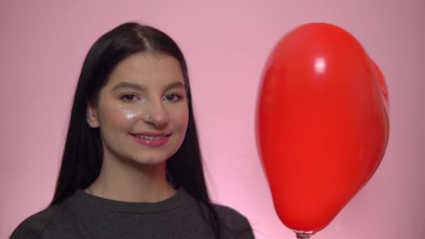 Usmívající se žena s balónem srdce, St. Valentýn koncept, romantická dovolená - Záběry, video