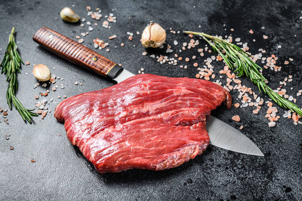 Roh Flat Iron Steak Black Angus. Frisches Rindfleisch aus Marmor. Schwarzer Hintergrund. Ansicht von oben. - Foto, Bild