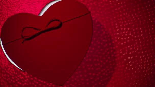 Подарок на день Святого Валентина, сердце на красном фоне. Концепция праздников - Кадры, видео