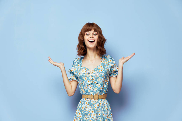 Γυναίκα σε μοντέρνο φόρεμα Χαρούμενο χαμόγελο με τα χέρια χειρονομία κοντά μαλλιά  - Φωτογραφία, εικόνα