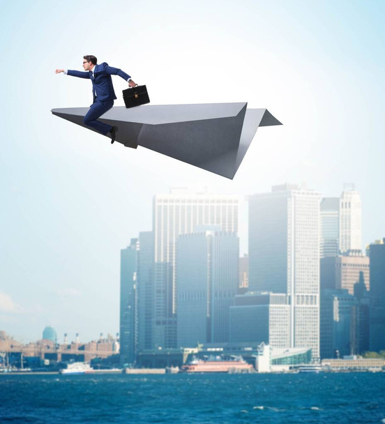 Liikemies lentää paperilentokoneella liiketoimintakonseptissa - Valokuva, kuva