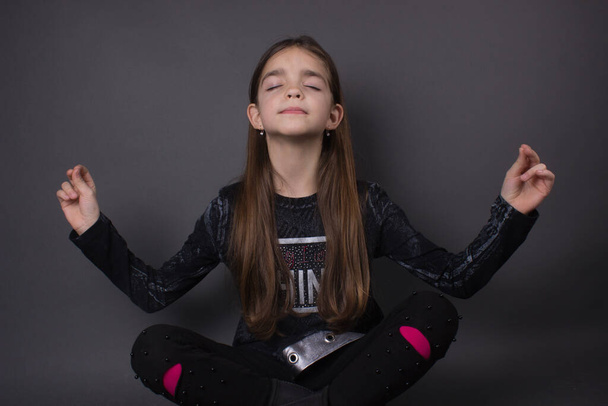 kislány meditáció belül - Fotó, kép