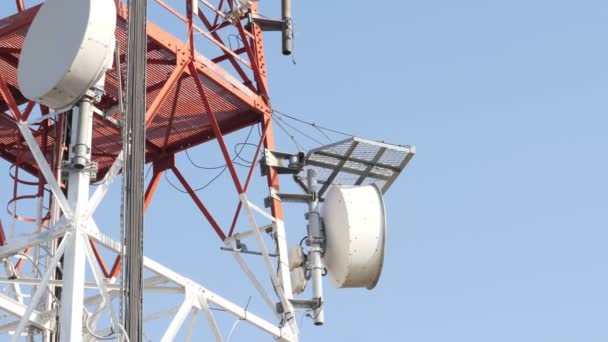 青い空に対する電気通信セルラータワー - 映像、動画