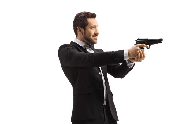 Tajný agent míří pistolí izolovanou na bílém pozadí - Fotografie, Obrázek