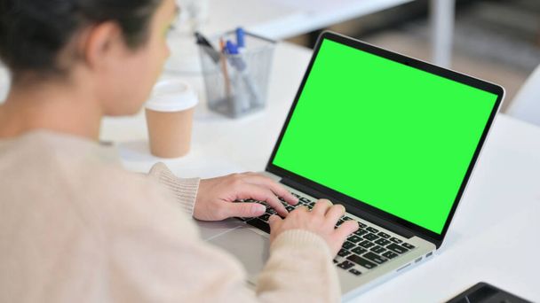 Indyjska kobieta za pomocą laptopa z Green Chroma Key Screen - Zdjęcie, obraz