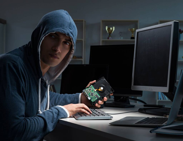 Хакер зламує комп'ютер вночі
 - Фото, зображення