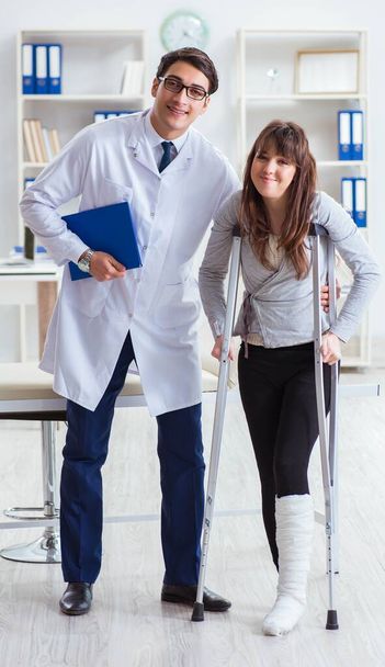 Doktor vyšetřuje pacienta se zlomenou nohou - Fotografie, Obrázek