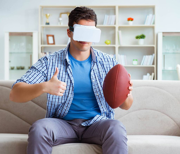 man het dragen van virtual reality VR bril kijken american footbal - Foto, afbeelding