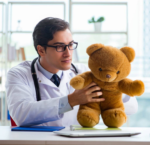 Ofiste oyuncaklı bir çocuk doktoru oturuyor. - Fotoğraf, Görsel
