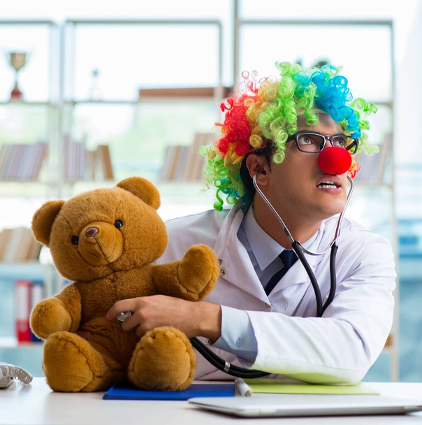 Αστείος παιδίατρος με παιχνίδι στην κλινική του νοσοκομείου - Φωτογραφία, εικόνα