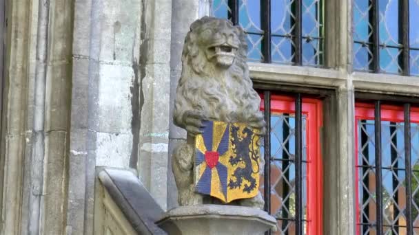Detalles arquitectónicos medievales, escudo de armas en la Basílica de la Santa Sangre de Brujas, Bélgica. - Imágenes, Vídeo