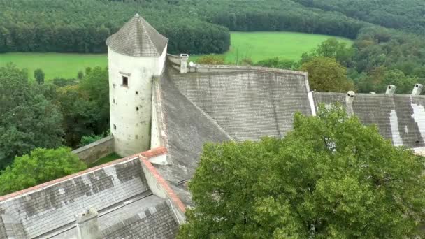 Vista de alto ângulo do Castelo de Buchlov na Morávia, República Checa. - Filmagem, Vídeo