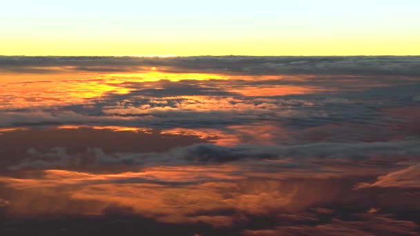 Latanie nad chmurami; kolorowe chmury zachodzącego słońca na dużej wysokości. Niepowtarzalny, aktualny materiał z powietrza.  - Materiał filmowy, wideo