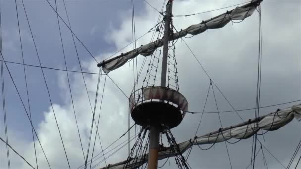 Detail von Piratenschiffmast, Seilen und Flagge. - Filmmaterial, Video