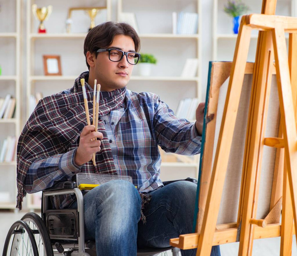 Niepełnosprawny artysta malarstwo obraz w studio - Zdjęcie, obraz