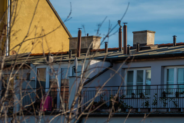 Дахи і комини в старих і високоякісних будівлях в районі Праги 6, недалеко від історичного району Праги. - Фото, зображення
