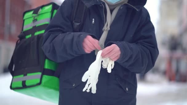 Courier met des gants à l'extérieur en hiver - Séquence, vidéo