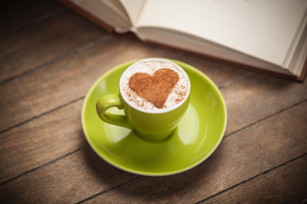 Tasse Kaffee mit Herz in Form - Foto, Bild