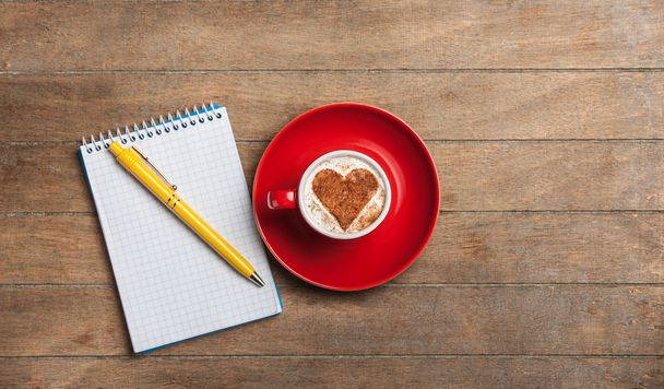 Xícara de café com coração de forma
 - Foto, Imagem