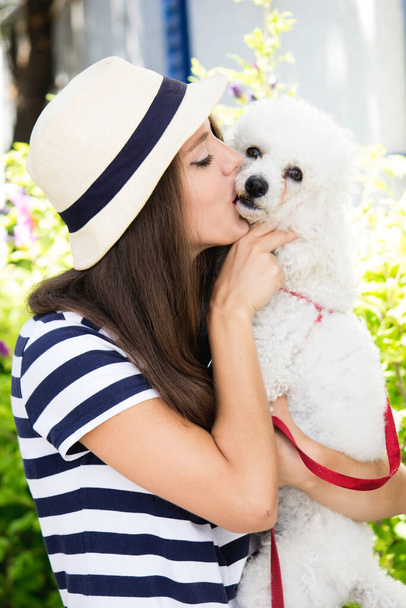 csók kutya és lány - Fotó, kép