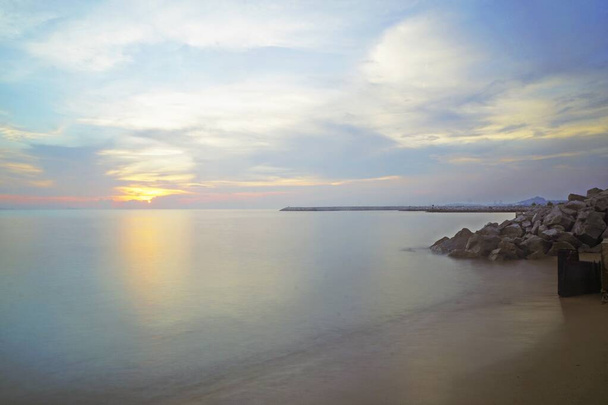 Melaka, Malezya 'daki Pengkalan Balak plajında gün batımı ışığı - Fotoğraf, Görsel