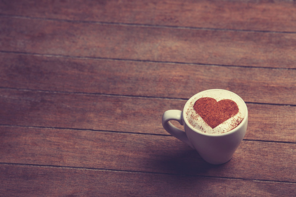 Tasse Kaffee auf einem Holztisch. - Foto, Bild