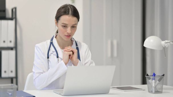 女性医師がノートパソコンでビデオチャットで話す  - 写真・画像