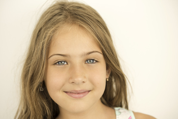 Portré egy aranyos boldog lány kék szemekkel és egy gyönyörű mosollyal - Fotó, kép