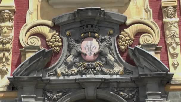 Elementy architektoniczne: herb na Starej Giełdzie Papierów Wartościowych, budynek Vieille Bourse de Lille na Starym Mieście Lille, Francja. - Materiał filmowy, wideo