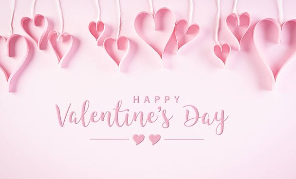 Liefde en Valentijnsdag concept. Roze papieren hartjes op pastelpapierachtergrond. Flat lay bovenaanzicht met Happy Valentines Day tekst. - Foto, afbeelding