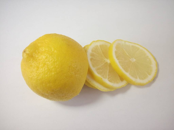 rodajas de limón sobre el fondo blanco - Foto, Imagen
