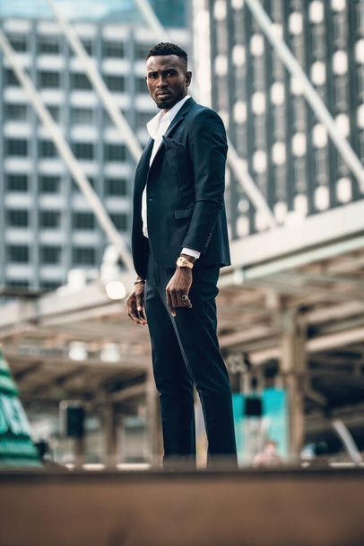 retrato de éxito y confiado empresario africano al aire libre posando al aire libre en la ciudad moderna. - Foto, imagen