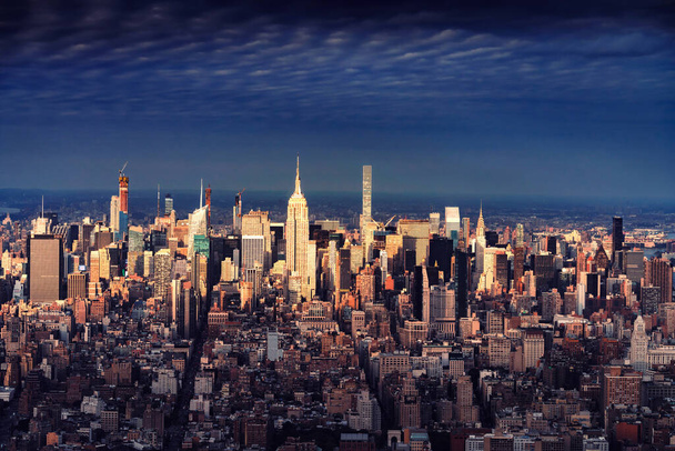Нью-Йорк с городскими небоскребами на закате, Нью-Йорк, США - Фото, изображение