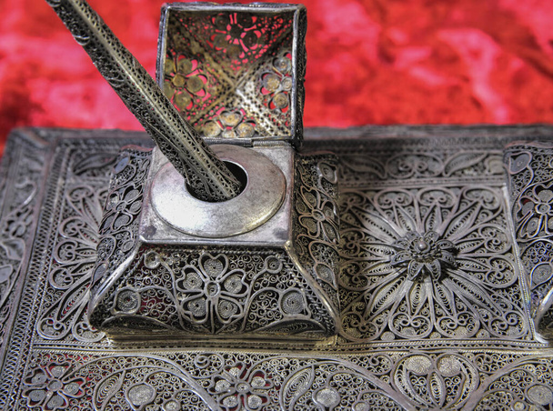 Inkt, pen en stempel, gemaakt van oud zilver in de vorm van filigraan, handgemaakt. Cadeau artikelen gemaakt door zilver breien - Foto, afbeelding