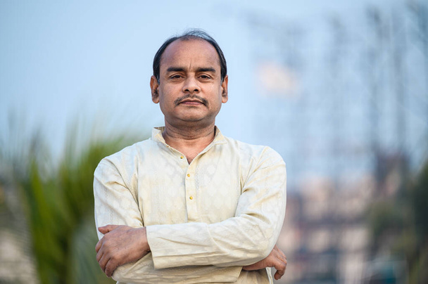 Portret van een Indiase man van middelbare leeftijd - Foto, afbeelding