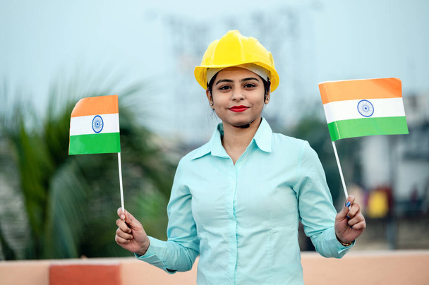 Belle fille indienne dans formelle étaient avec drapeau tricolore national indien, adapté pour le jour de l'indépendance ou le concept de la fête de la République. - Photo, image