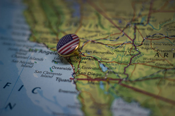 Riverside vastgepind op een kaart met USA vlag - Foto, afbeelding