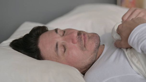 Pacifico homem de meia-idade dormindo na cama - Foto, Imagem