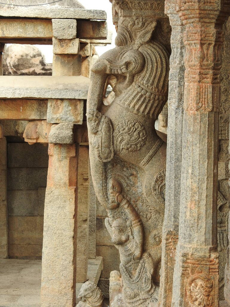 Zbliżenie pięknej Veerabhadra hinduskiej świątyni znajduje się w Lepakshi w stanie Andhra Pradesh, Indie - Zdjęcie, obraz