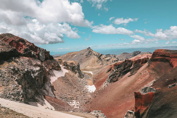 Красные скалы на пересечении Тогариро, Национальный парк Тонгариро, Новая Зеландия - Фото, изображение