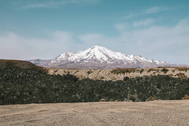 Спектакльный вид заснеженных гор, Национальный парк Тонгариро, Новая Зеландия - Фото, изображение